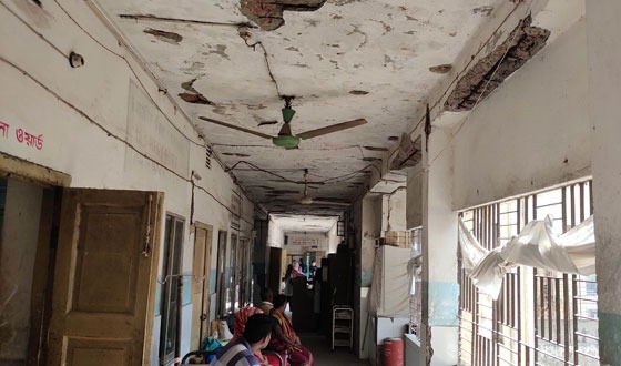 অভয়নগর উপজেলা স্বাস্থ্য কমপ্লেক্স ঝুকিপূর্ন ভবনে চলছে চিকিৎসা সেবা