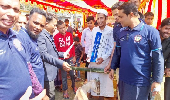 লালমোহনে অসহায় পরিবারকে বিভিন্ন সামগ্রী উপহার