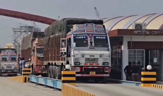 বেনাপোল দিয়ে দুই দিনে ১৩৩ ট্রাক ফল আমদানি