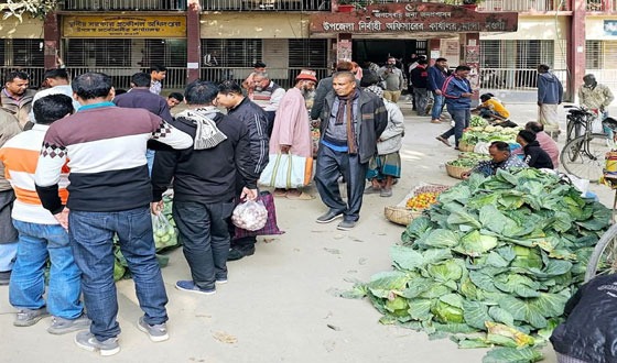 মান্দায় ইউএনওর অফিসের সামনে দোকান বসিয়ে কৃষকের প্রতিবাদ