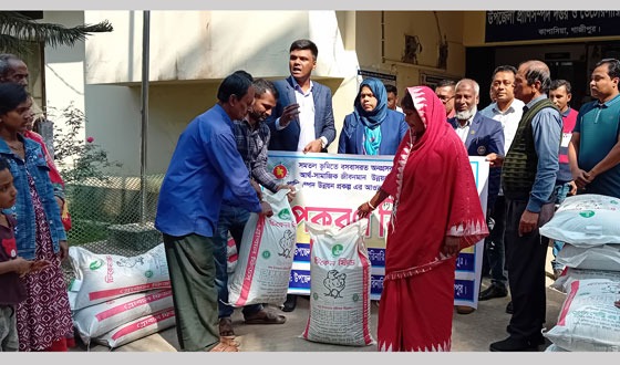 ক্ষুদ্র নৃগোষ্ঠীর খামারীদের মাঝে হাঁস মুরগির খাবার বিতরণ