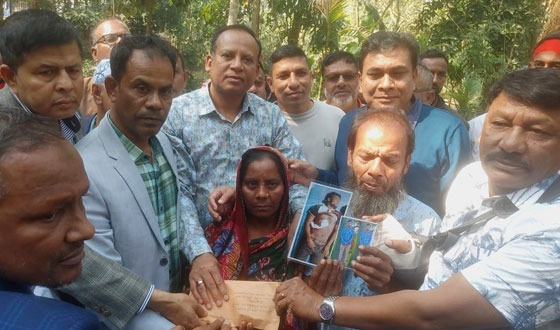 বোরহানউদ্দিনে জুলাই বিল্পবে নিহত ৩ শ্রমিক পরিবারকে অনুদান প্রদান