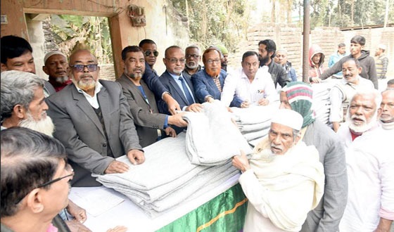 দিনাজপুরে দুস্থ শীতার্তদের মাঝে শীতবস্ত্র বিতরণ