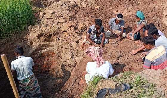 পোরশায় ধাতব দ্রব্যের সন্ধানে মাটি খনন