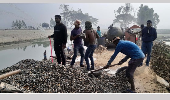 পীরগঞ্জে পাউবো’র প্রকল্পে নিম্নমানের সামগ্রীসহ নানা অনিয়মের অভিযোগ