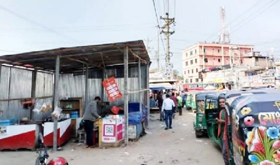 মতলব পেন্নাই সড়কে চলছে রাস্তার দু’ পাশ দখলের প্রতিযোগিতা