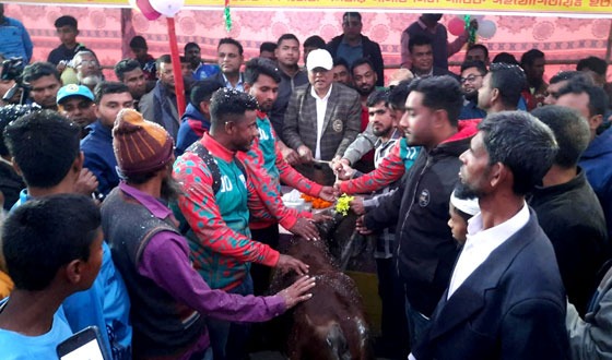 হিলিতে ফুটবল টুর্নামেন্টের ফাইনাল খেলা অনুষ্ঠিত