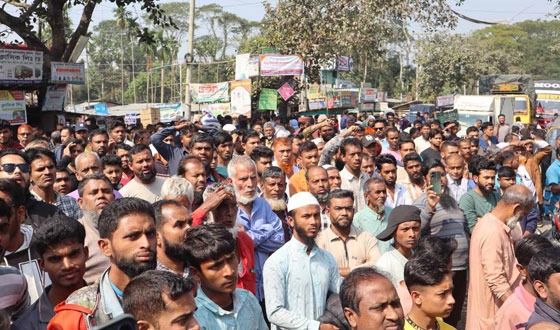 অপহৃতা ট্রলার চালককে উদ্ধারের দাবিতে মহাসড়ক অবরোধ