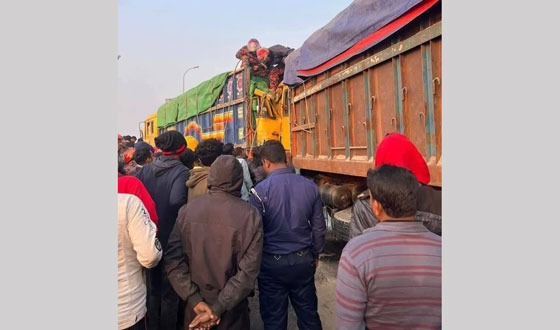 ভেড়ামারায় ড্রাম ট্রাকের নীচেই পিষ্ট হলেন হেলপার