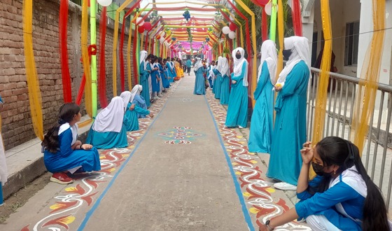 ইউএনওর সাথে ওলামালীগ সভাপতির জাতীয় পতাকা উত্তোলন