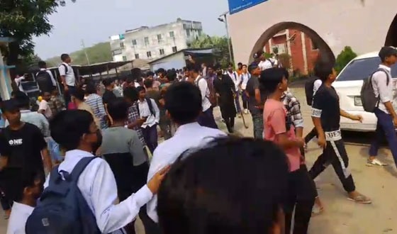 নিখোঁজ ছাত্র উদ্ধারের দাবীতে মানববন্ধন ও থানায় হামলা