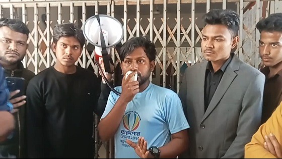 নওগাঁয় হাসপাতালের অনিয়ম-দুর্নীতির প্রতিবাদে হাসপাতাল ঘেরাও