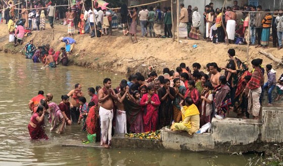 শেরপুরে শাঁখারি পুকুরে পূণ্যস্নানে সিক্ত ভক্তরা