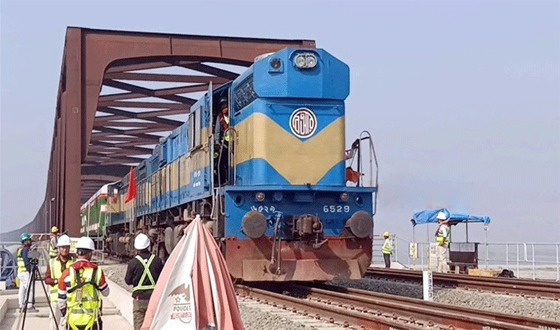 যাত্রী নিয়ে যমুনা রেল সেতু পাড়ি দিলো ট্রেন