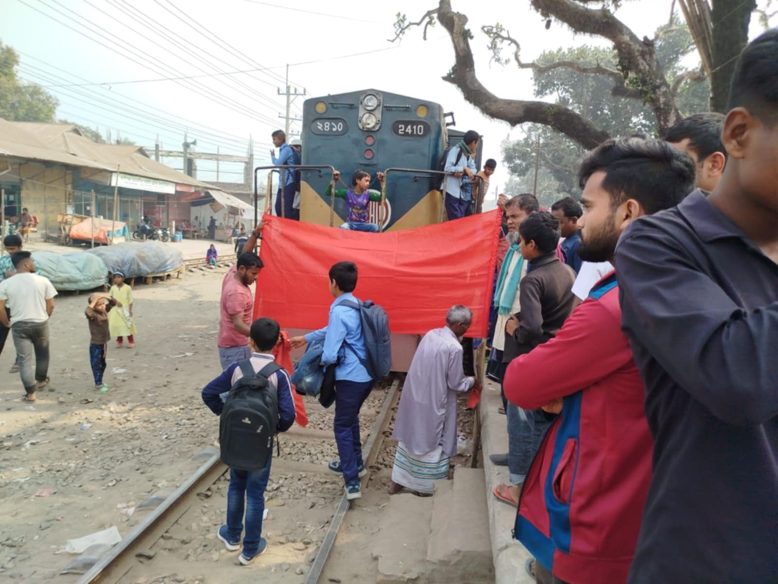 কালীগঞ্জে বুড়িমারী এক্সপ্রেস ট্রেনের যাত্রা বিরতির দাবি এলাকাবাসীর