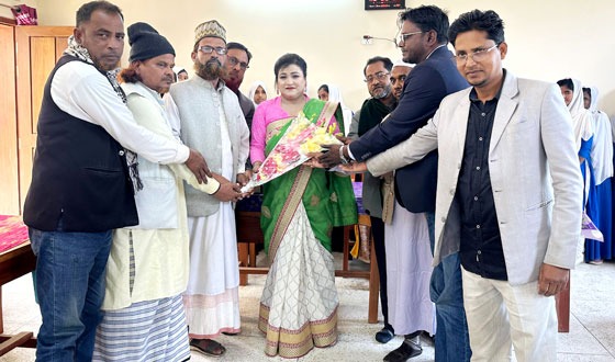 শাহরিয়ার হাসান মেমোরিয়াল বালিকা উচ্চ বিদ্যালয়ের সভাপতিকে ফুল দিয়ে বরণ