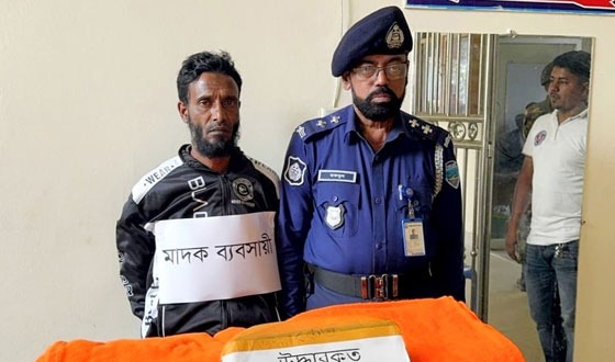 অভিনব কায়দায় পাচারকালে গাঁজাসহ আটক ১