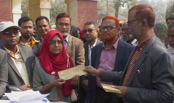 সাংবাদিক সন্তানদের চেক বিতরণ করলেন সাংবাদিক কল্যাণ ট্রাস্টের এমডি