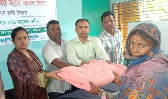 কয়রায় ১ শ বাঘ বিধবা নারীরা পেলো শীতবস্ত্র