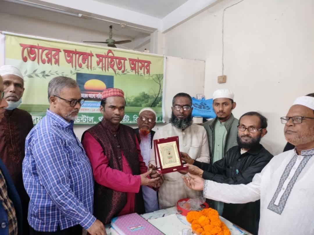 নির্যাতিত সাংবাদিক আবুল কাসেমকে ভোরের আলোর সম্মাননা