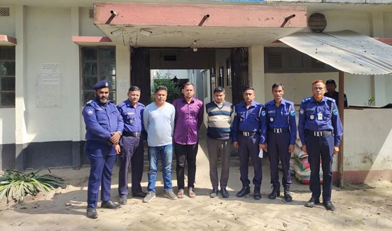 দেলদুয়ারে প্রতারক চক্রের ৩ সদস্য আটক