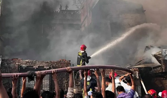 রাজধানীর ইসলামবাগে ভবনে আগুন, নিয়ন্ত্রণে ফায়ার সার্ভিস
