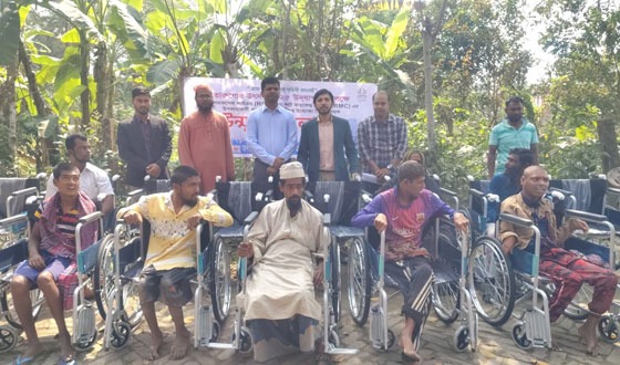 মোল্লাহাটে প্রতিবন্ধীদের মাঝে হুইল চেয়ার প্রদান