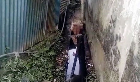 পৌরসভার ড্রেন আটকে দেয়াল নির্মান