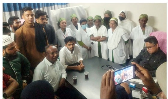 বরিশালে আট দফা দাবিতে স্বাস্থ্য কর্মকর্তাকে অবরুদ্ধ