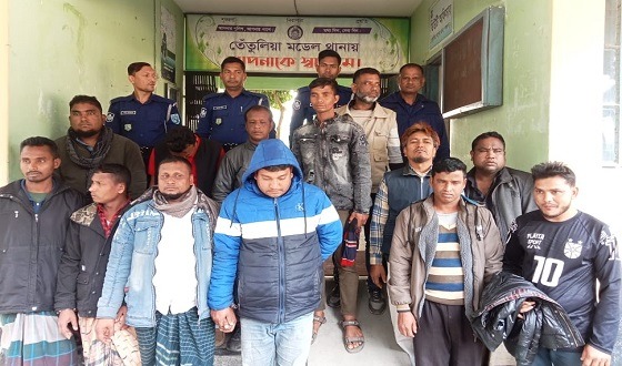 তেঁতুলিয়া পুলিশের অভিযানে আটক ১৩