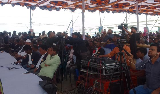 সুন্দরগঞ্জে তিস্তা পাড়ে জনতার ঢল