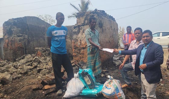 দেবহাটায় আগুনে পুড়ে যাওয়া ক্ষতিগ্রস্থ পরিবারকে অর্থ সাহায্য প্রদান