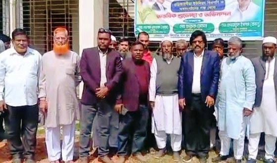 শেরপুরে তরুণ ভোটারদের মাঝে পানি, বিস্কুট ও চকলেট বিতরণ