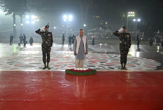 একুশের প্রথশ প্রহরে ভাষা শহীদদের প্রতি রাষ্ট্রপতি ও প্রধান উপদেষ্টার শ্রদ্ধা