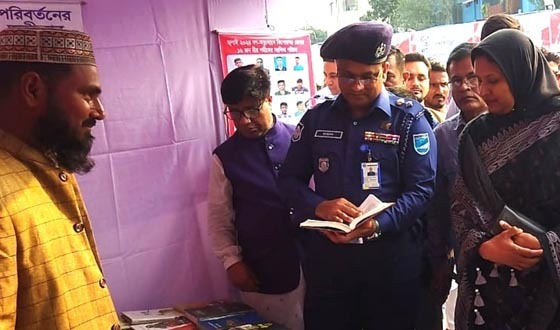 মহিনন্দ ইতিহাস সংরক্ষণ স্টল পরিদর্শনে জেলা প্রশাসন