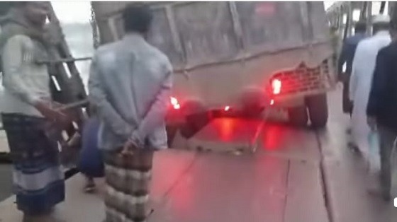 ভূরুঙ্গামারীতে সোনাহাট সেতুর পাটাতন ভেঙ্গে ট্রাক ফেসেছে