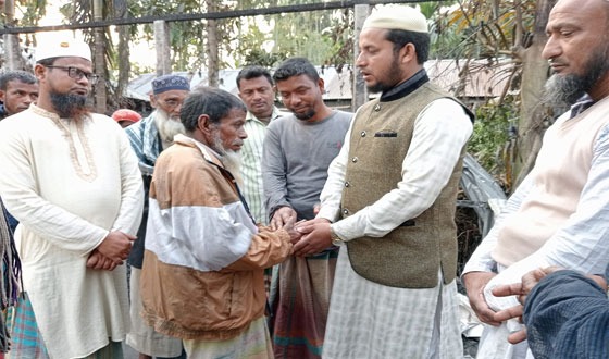 রাজারহাটে অগ্নিকাণ্ডে ক্ষতিগ্রস্তদের মাঝে সহায়তা প্রদান