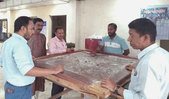 সীতাকুণ্ডে প্রেস ক্লাবে কেরাম খেলার উদ্বোধন