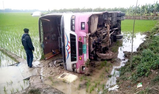 ফুলবাড়ীতে পিকনিকের বাস উল্টে আহত ১৬