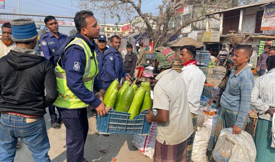 কুমিল্লায় যানজট নিরসনে কাজ করছে ময়নামতি হাইওয়ে পুলিশ
