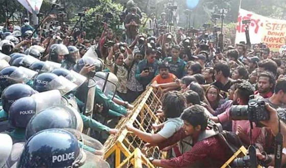 স্বরাষ্ট্র উপদেষ্টার পদত্যাগ দাবি, মুখোমুখি আন্দোলনকারী-পুলিশ