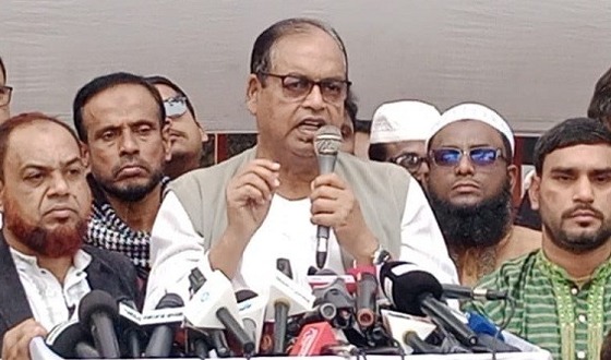 মধ‍্যরাতের সংবাদ সম্মেলনই বলে দেয় অন্তর্বর্তী সরকারের অবস্থা ভয়াবহ