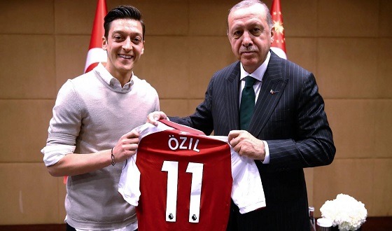 রাজনীতিতে নাম লেখালেন ওজিল