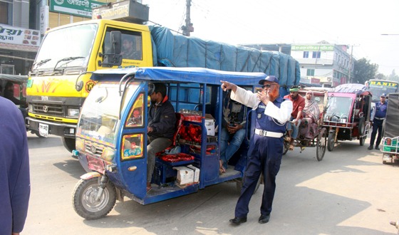 দীর্ঘ ২২বছর পর ফুলবাড়ী ট্রাফিক ব্যবস্থা চালু, জনমনে স্বস্তি
