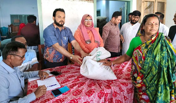 মণিরামপুরে ৫৮০ কৃষক পরিবারের মাঝে চাউল বিতরন