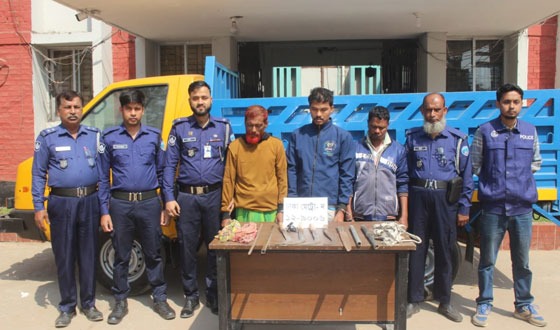 দেশীয় অস্ত্রসহ আন্তঃজেলা ডাকাত দলের ৩ সদস্য গ্রেফতার
