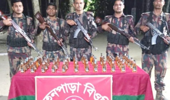 মহেশপুর সীমান্তে ফেনসিডিল ও মদসহ আটক ১৭