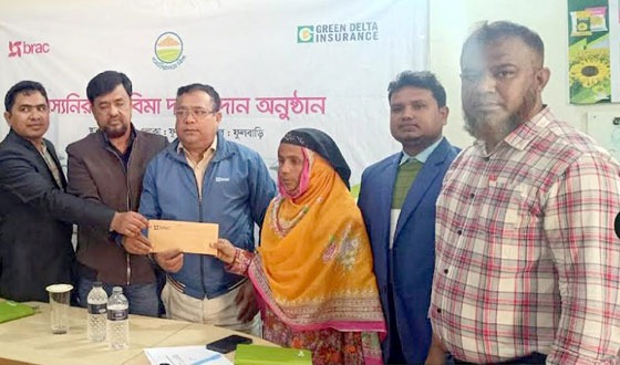 ফুলবাড়ীতে কৃষক-কিষাণীর মাঝে অর্থ প্রদান