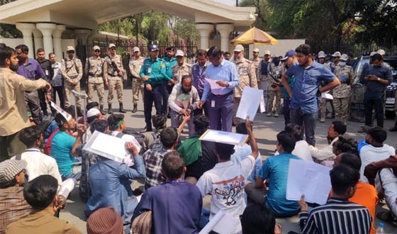 আহতদের দাবি আদায়ে অনড় অবস্থান, প্রধান উপদেষ্টার আশ্বাসেও আন্দোলন অব্যাহত