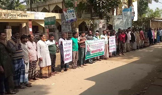 নাগেশ্বরীতে নাগরিক সেবা বিঘ্নিত হওয়ায় মানববন্ধন